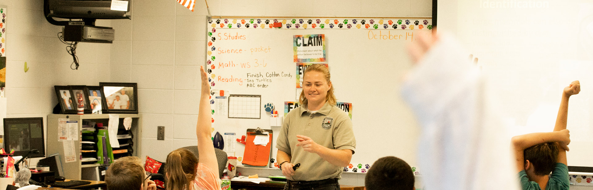 Conservation Educator Jasmine Johnson teaching a class of students